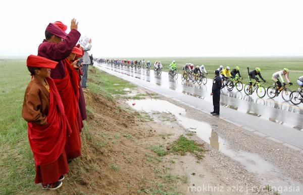 The Tour of Qinghai Lake peloton gets some encouragement during stage 5
