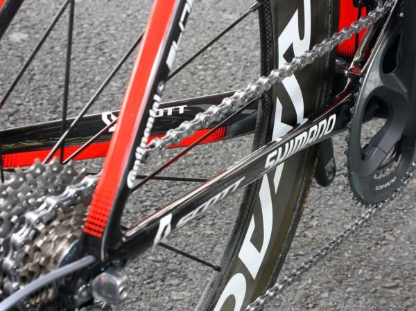 The very tall and fairly narrow chain stays are tilted outwards.