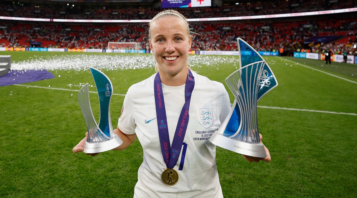 LONDON, ENGLAND - JULY 31: Beth Mead of England poses for a photograph with the Top Goalscorer and Player of the Tournament awards after the final whistle of the UEFA Women&#039;s Euro 2022 final match between England and Germany at Wembley Stadium on July 31, 2022 in London, England.