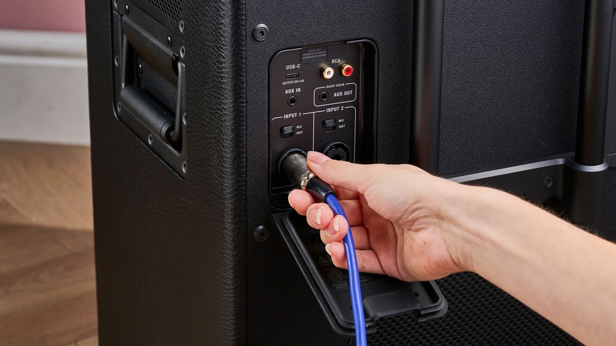 Person plugging microphone into the Marshall Bromley 750
