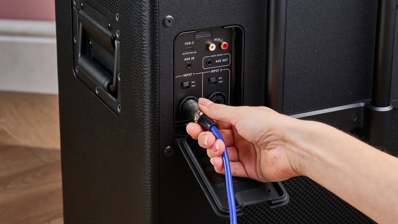 Person plugging microphone into the Marshall Bromley 750