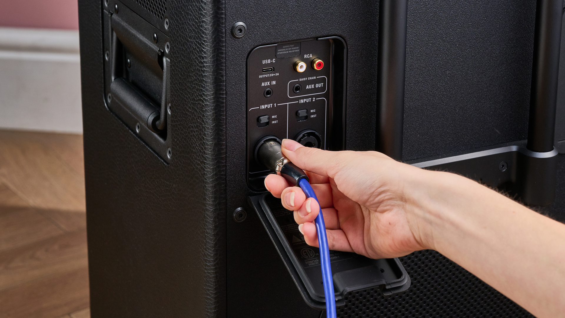 Person plugging microphone into the Marshall Bromley 750
