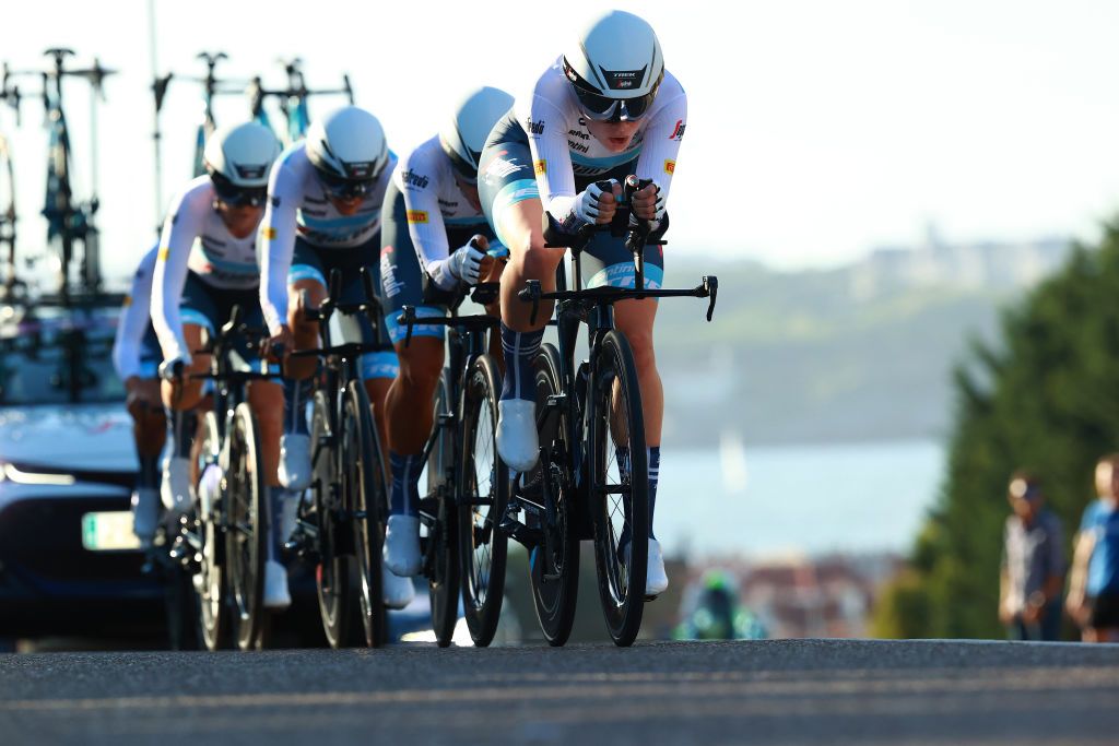 MARINA DE CUDEYO SPAIN SEPTEMBER 07 Elynor Backstedt of The United Kingdom and Team Trek Segafredo with teammates sprint during the 8th Ceratizit Challenge By La Vuelta 2022 Stage 1 a 199km team time trial stage from Marina de Cudeyo to Marina de Cudeyo CERATIZITChallenge22 UCIWWT on September 07 2022 in Marina de Cudeyo Spain Photo by Gonzalo Arroyo MorenoGetty Images
