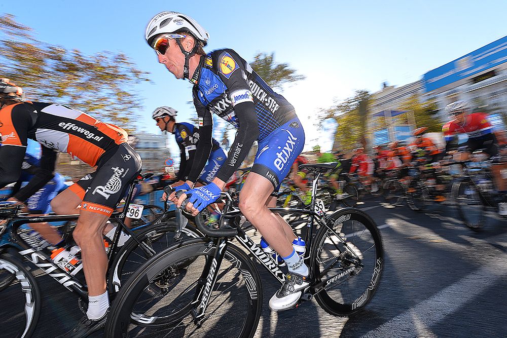 Dan Martin sets out in the early kilometres