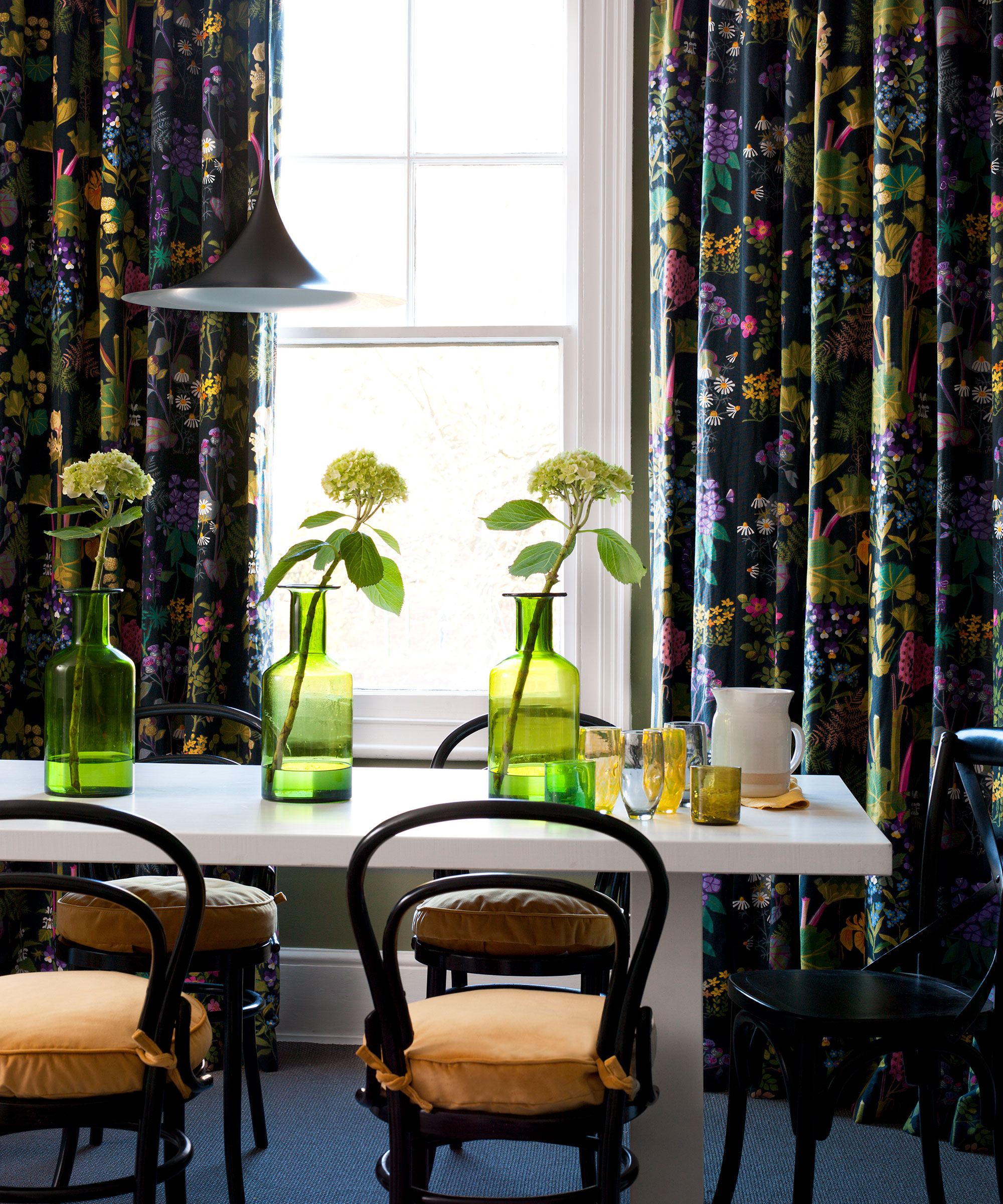How to dress a dining table 7