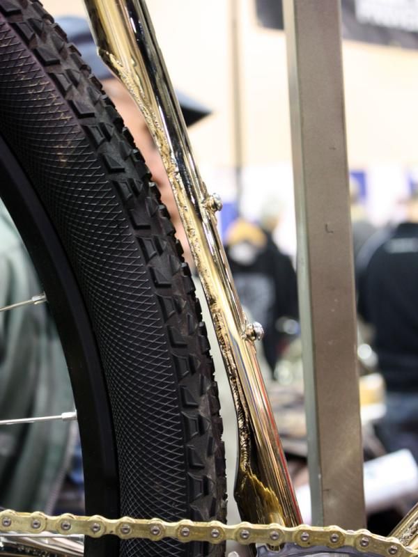 The cutout seat tube makes for very short chain stays on this gleaming Peacock Groove 29er.