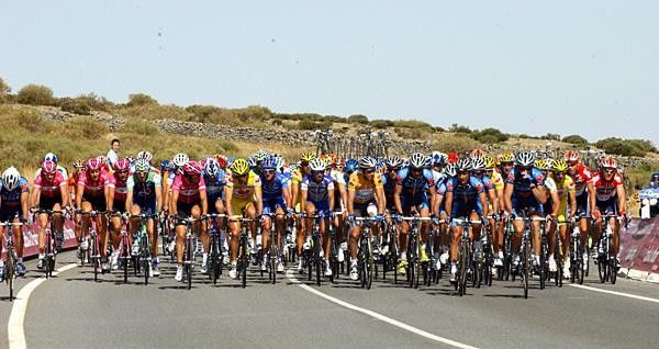 The bunch rides during the early part of stage 18