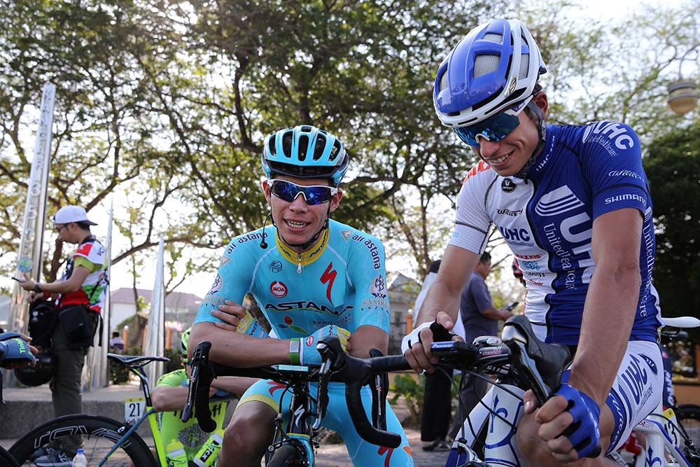 Before the start is a time to catch up with friends in the peloton