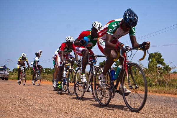 The main breakaway of the day held a gap of 1-2 minutes.