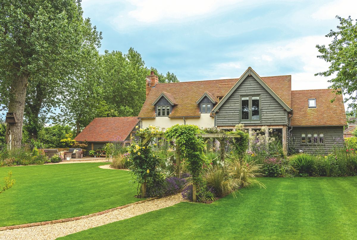 What does garden landscaping cost? Explore what you can afford