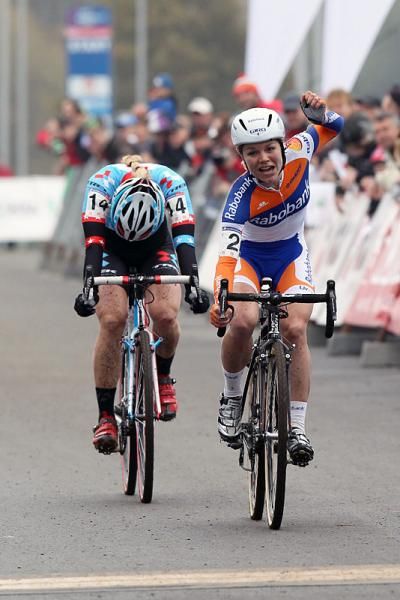 Katie Compton led-out the sprint put couldn't hold off the charge of Sanne van Paassen.
