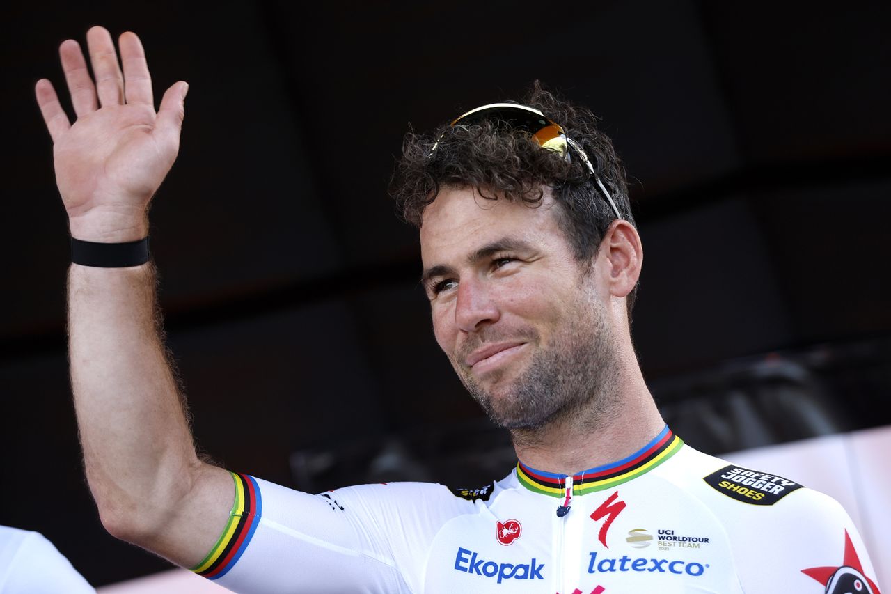 Mark Cavendish waves and smirks