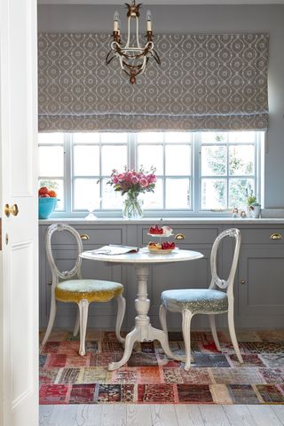 round table with pedestal in georgian kitchen