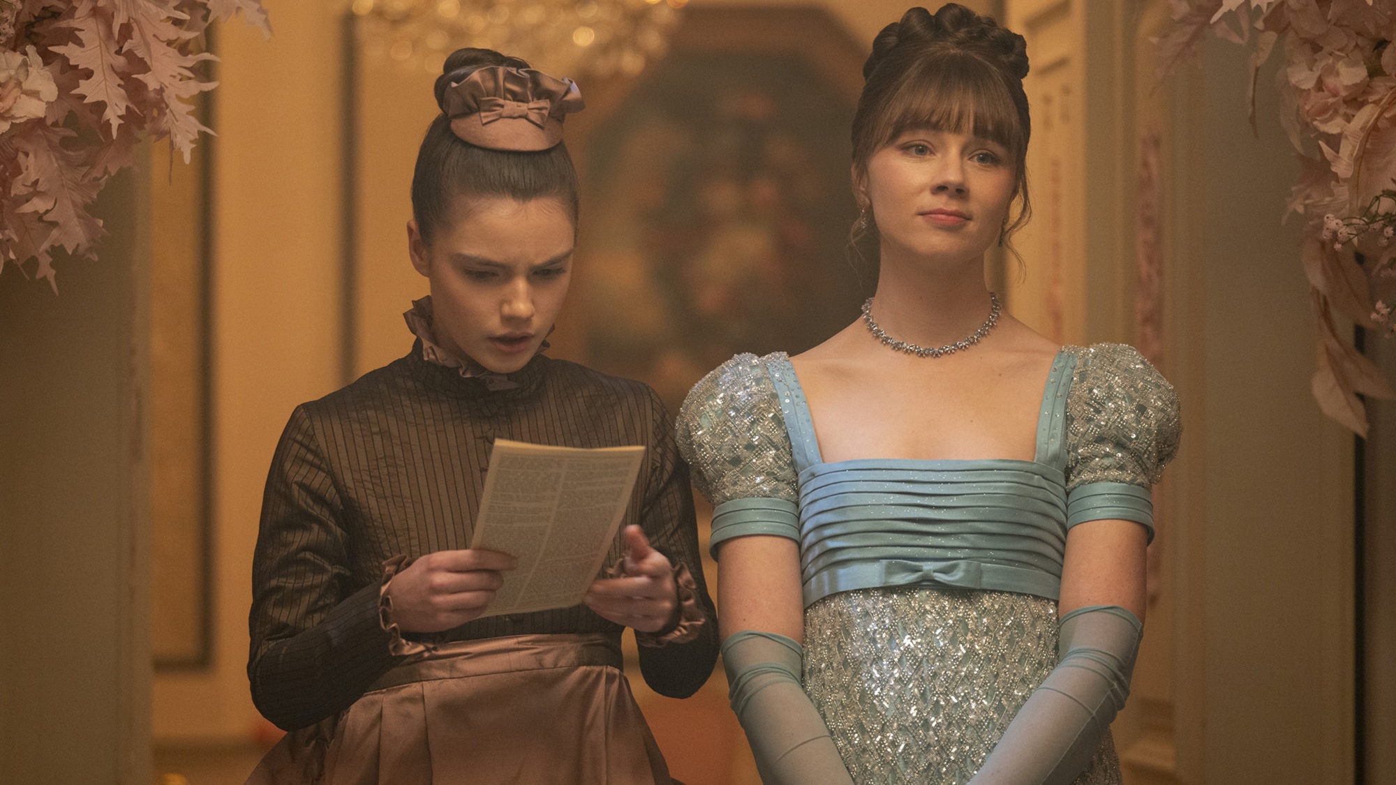 Florence Hunt as Hyacinth Bridgerton, Claudia Jessie as Eloise Bridgerton in episode 406 of Bridgerton