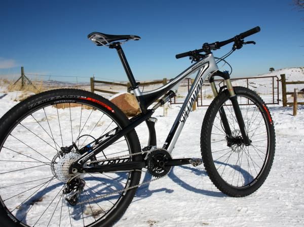 To keep costs down, the Epic Comp Carbon 29 uses a carbon fiber front triangle but an aluminum rear end.