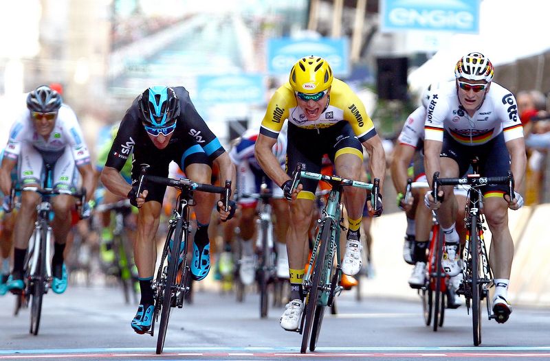 Moreno Hofland winds up his sprint