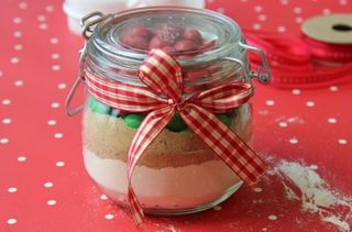homemade edible food gifts_baking mix jar