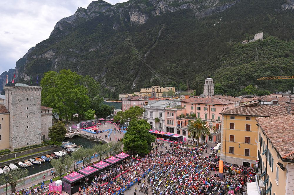 The peloton and the fans at the start of stage 17 at the Giro d'Italia