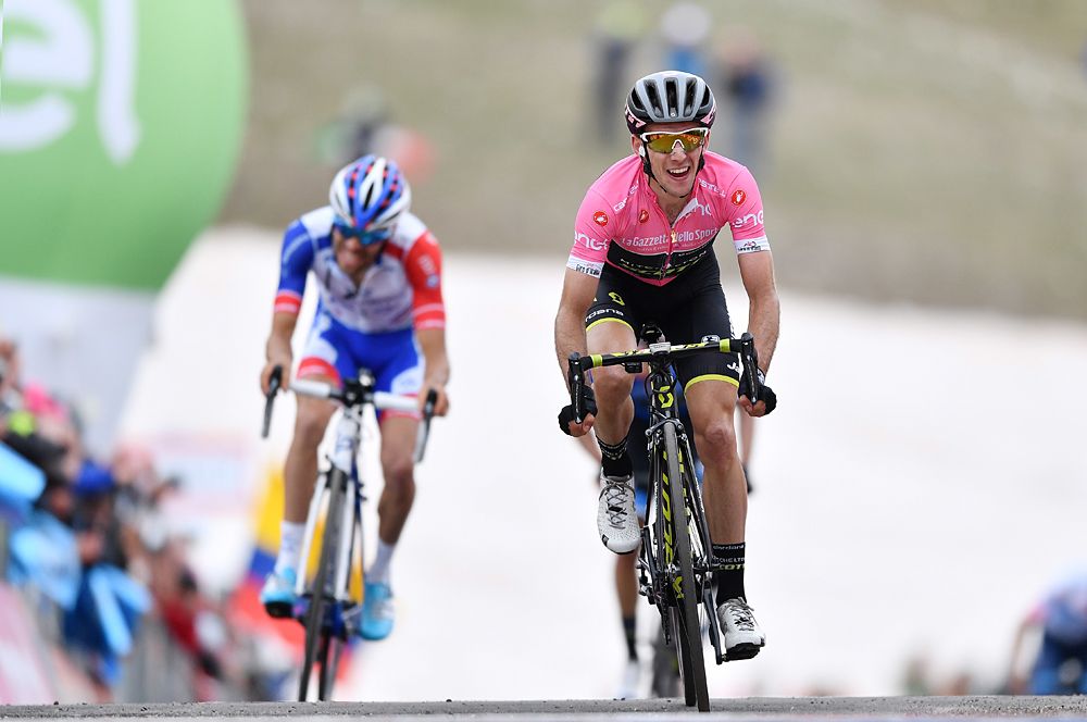 Simon Yates (Mitchelton-Scott) beats Thibaut Pinot (Groupama-FDJ) on the Gran Sasso d'Italia to take the stage 9 victory