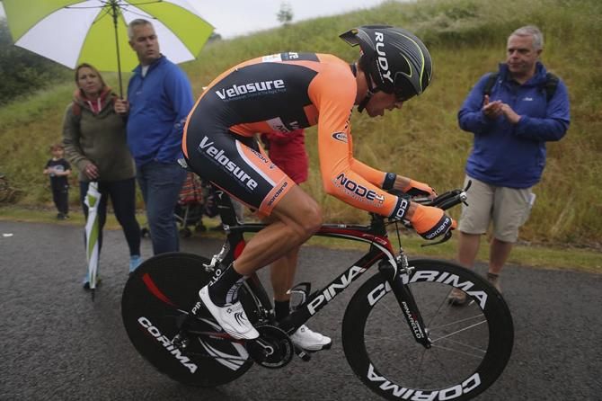 Robert Partridge, Velosure - Giordana RT rides through the rain.