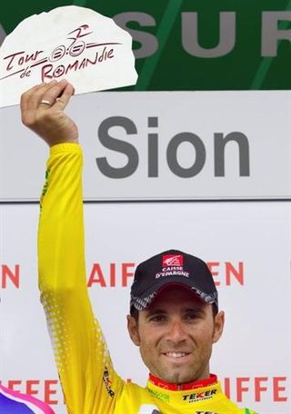 Alejandro Valverde (Caisse d'Epargne) hoists the Tour of Romandie winner's trophy aloft