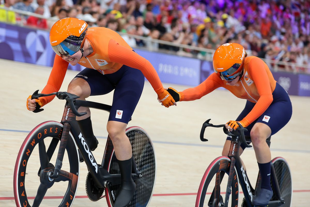 Picture by Alex Whitehead/SWpix.com - 09/08/2024 - Paris 2024 Olympic Games - Track Cycling - National Velodrome, Saint-Quentin-en-Yvelines, France - Women's Madison Final - Maike van der Duin (Netherlands) and Lisa van Belle (Netherlands) performing a handsling