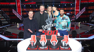 Carson Daly, Blake Shelton, Ariana Grande, Kelly Clarkson and John Legend celebrate The Voice's 500th episode with cake.