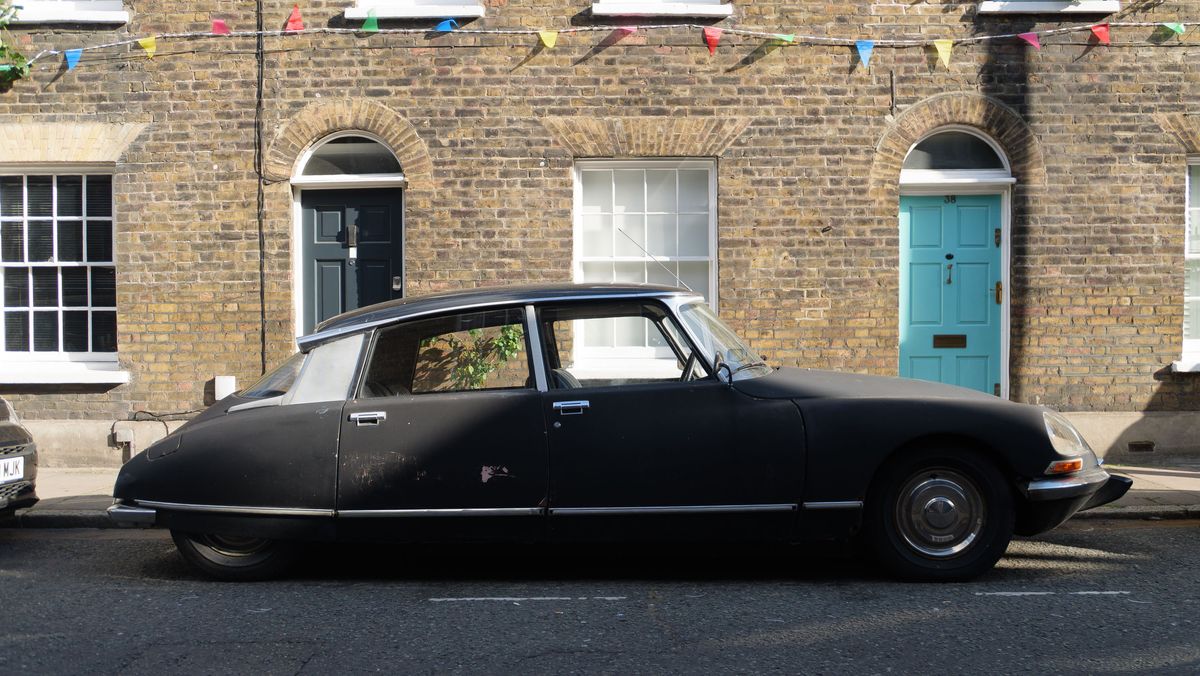 Panasonic Lumix L10 image gallery: a sidewalk in London with a parked classic car in front of old house front and windows