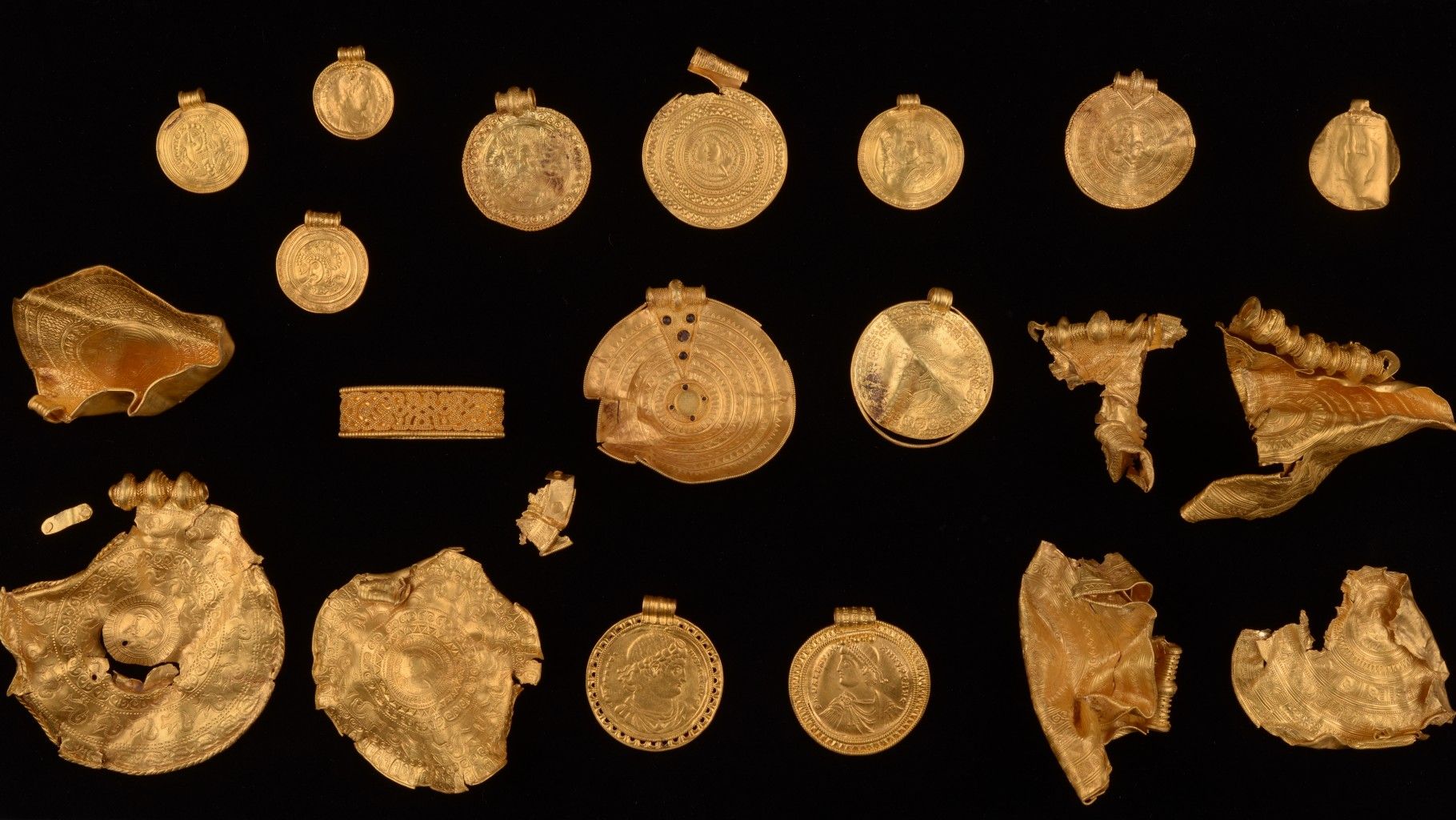 Hunter Hoard Treasure hunter finds gold hoard buried by Iron Age chieftain | Live ...