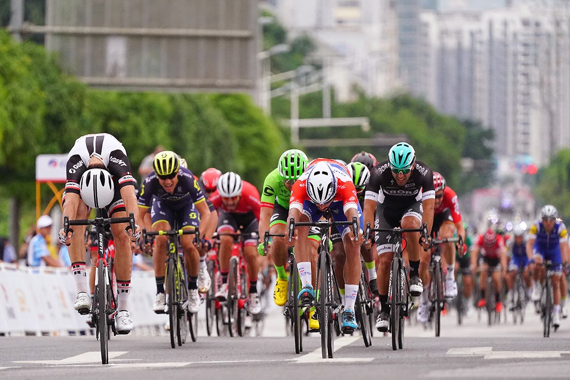 The sprinters dive for the line on stage 2 of the Tour of Guangxi