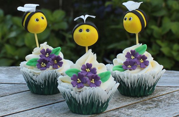 Bumble bee cake decorations