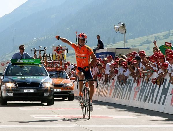 Aitor Gonzalez (Euskaltel-Euskadi) warms up the shoulder for a victory salute.