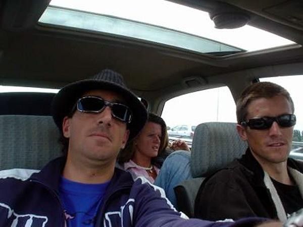 Wilson (l), Jess and Harro (r) in 'Muff'