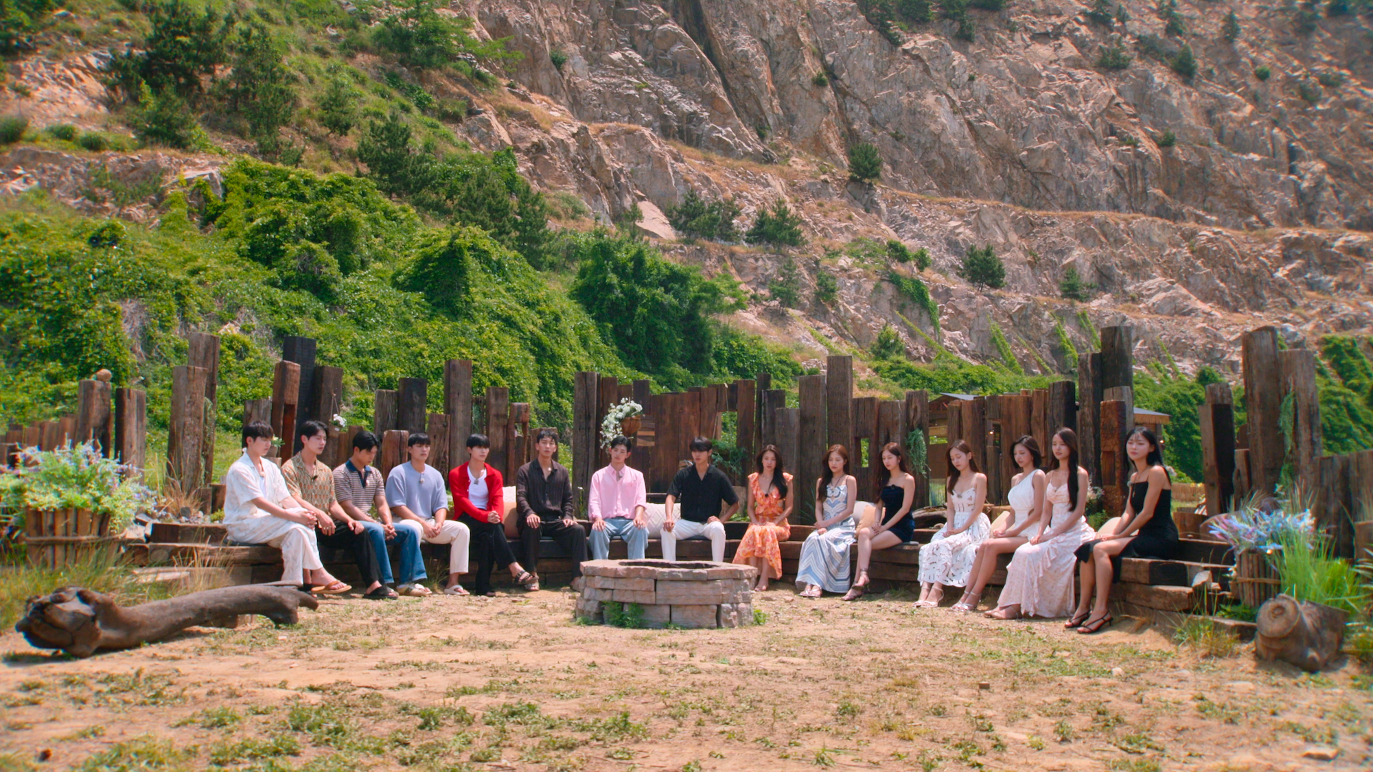 Single's Inferno 5(L to R) Woo Sung-min, Jo I-geon, Song Seung-il, Shin Hyeon-woo, Youn Hyun-jae, Kim Jae-jin, Lee Sung-hun, Lim Su-been, Choi Mina Sue, Lee Joo-young, Lee Ha-eun, Ham Ye-jin, Kim Go-eun, Park Hee-sun, Kim Min-gee in Single's Inferno 5. &amp;copy; 2026 Netflix, Inc.