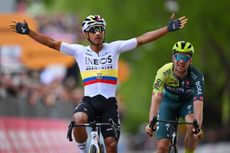 Jhonatan Narváez celebrates ahead of Maximilian Schachmann after winning stage 1 of the 2024 Giro d'Italia