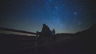 7 outdoors activities for weekend family fun: Stargazing