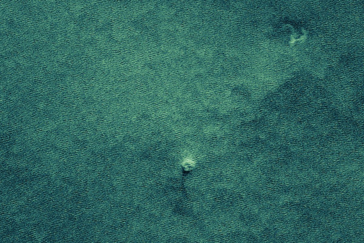 Radar satellites of Finish company ICEYE observed the roughening of the sea caused by the bubbling up of natural gas.