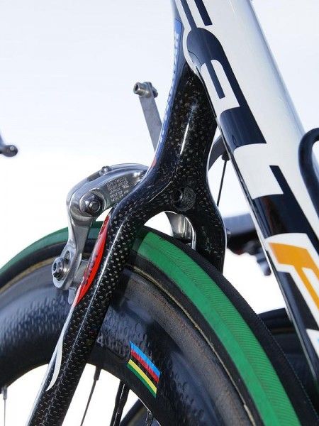 Longer seat stays also offer more space for mud to pass. Note the long-reach Shimano R600 calipers.
