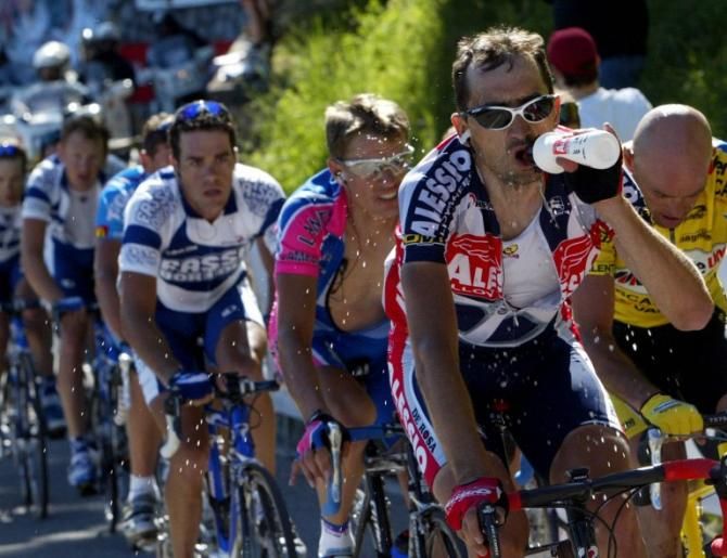 Andrea Noe leads a group containing Pantani, Rumsas, Gonzalez and Frigo