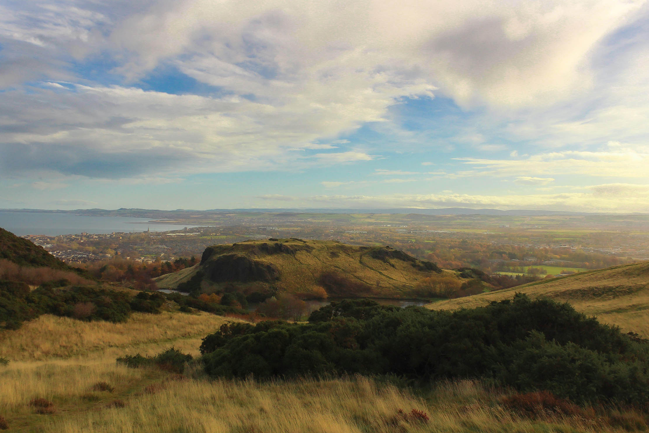 No, it&#039;s not a painting: the view of Edinburgh&#039;s beautiful scenery from Arthur&#039;s Seat.