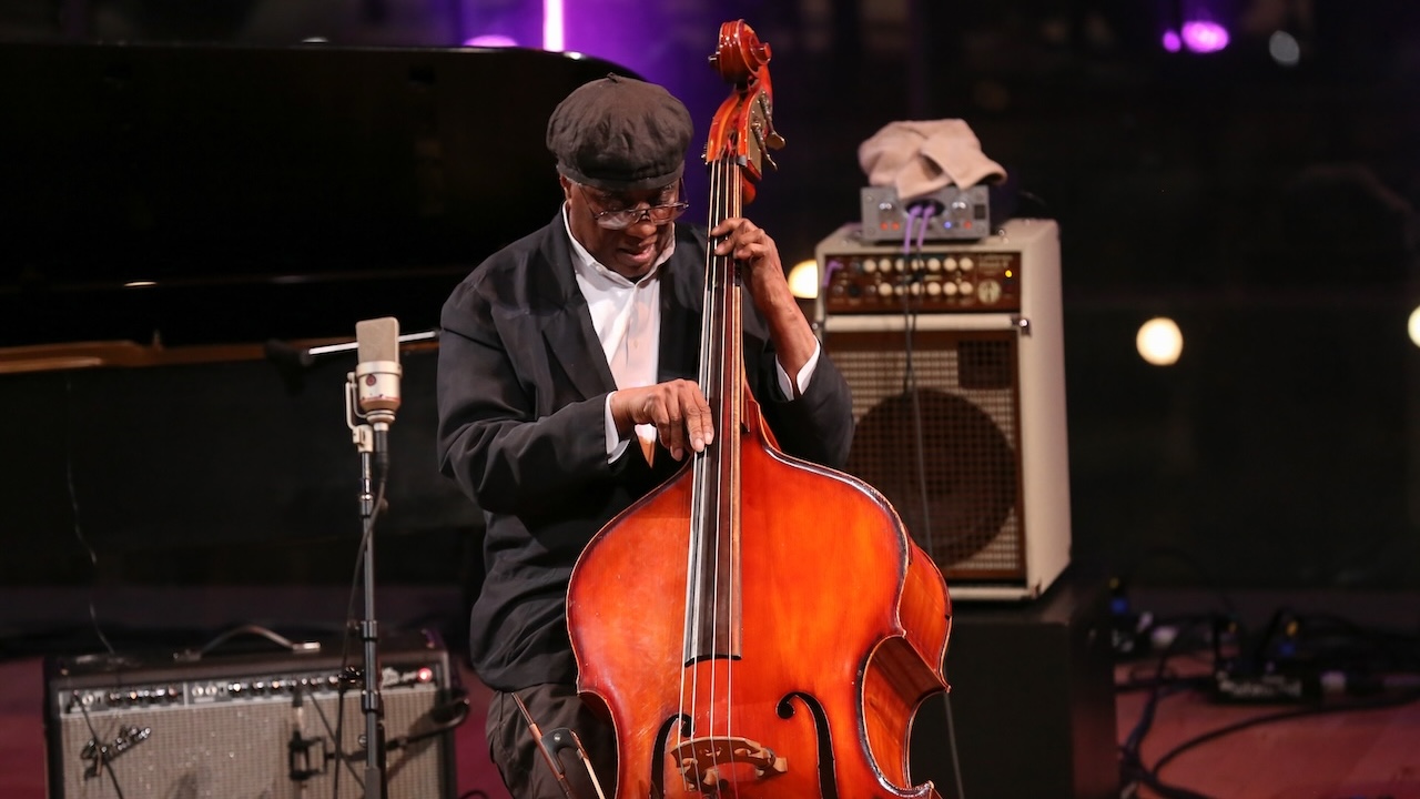Jazz ‌Master ⁤Richard​ Davis performs during the 2014 NEA Jazz Masters Concert and Awards Ceremony‌ at Nesuhi Ertegun jazz Hall of Fame At Jazz at Lincoln Center on January 13, 2014 in New York⁢ City.