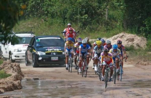 The group with points leader Miguel Chacon arrives at the finish 34 minutes later