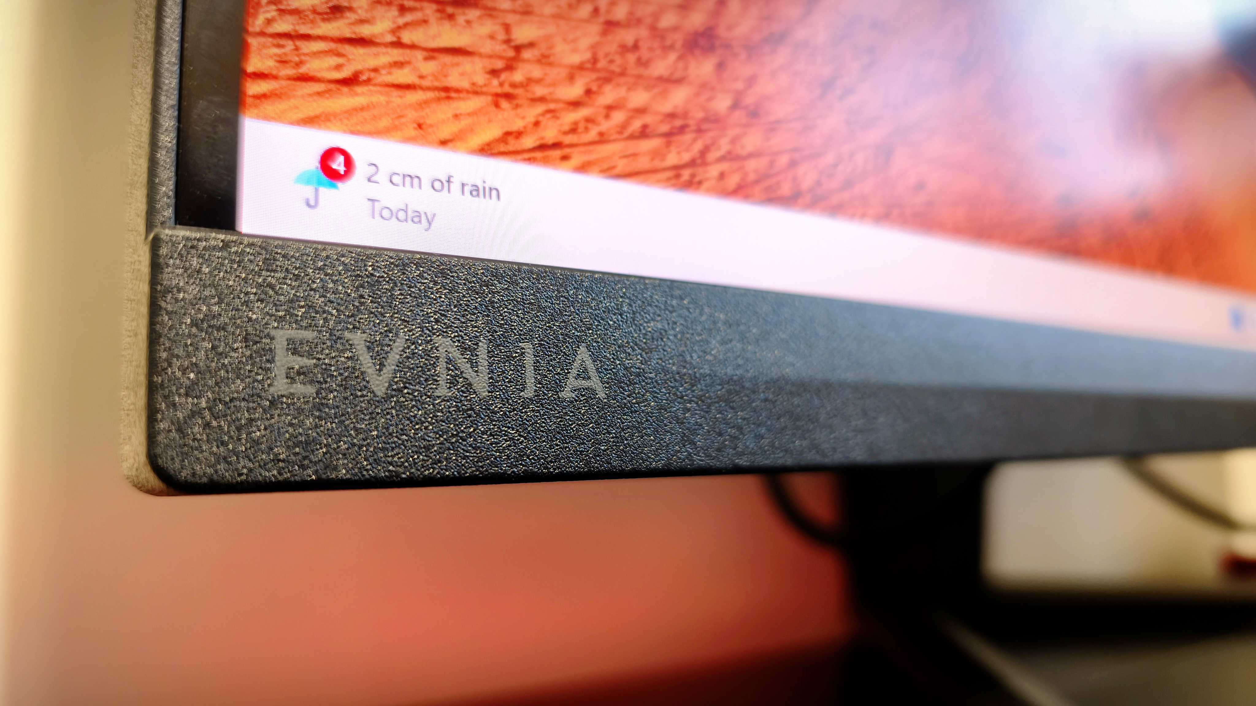 Monitor de juegos Philips Evnia 27M2N3800A negro sobre mesa negra