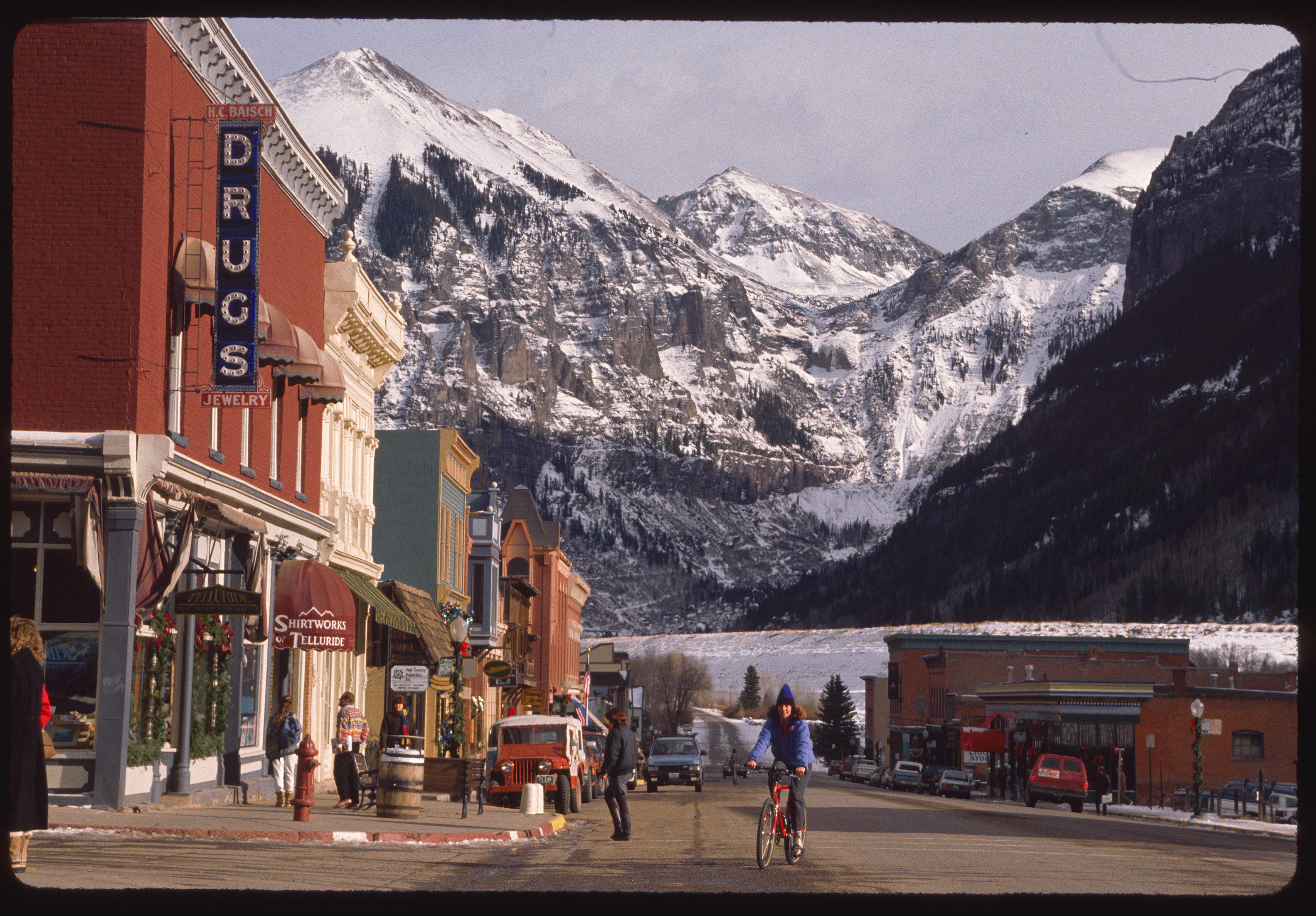 View of snow-covered mountains from one of Telluride&#039;s main streets.