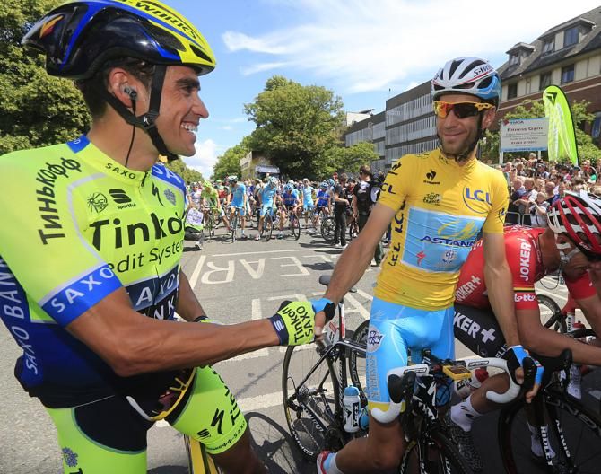 Alberto Contador congratulates Vincenzo Nibali on his first maillot jaune