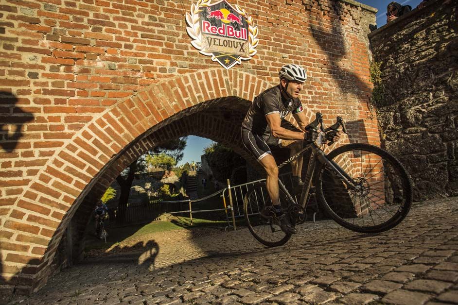 Pascal Richard passes through a tunnel