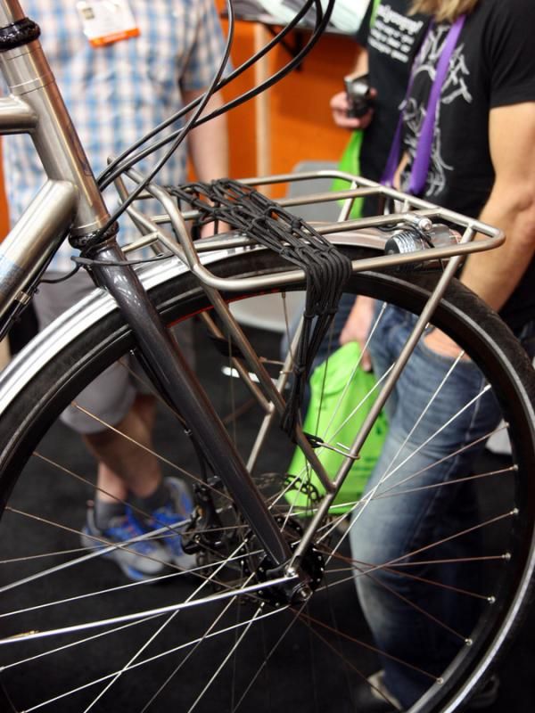 Naturally, the front rack on this Vertigo townie is titanium, too.