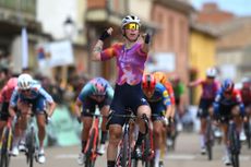 Lorena Wiebes wins crash-marred stage 3 at Vuelta a Burgos
