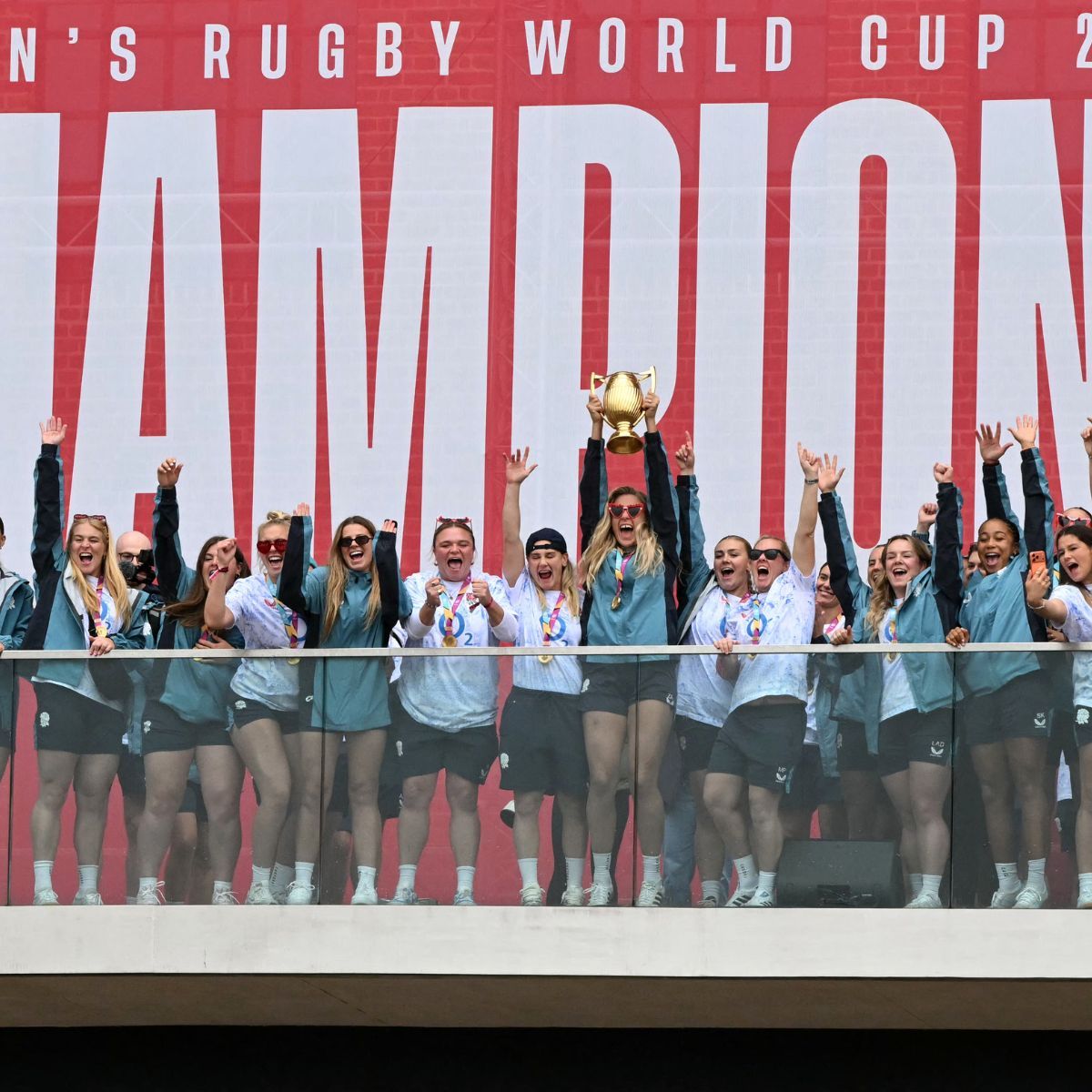 England&#039;s captain Zoe Aldcroft lifts the trophy as England players celebrate at a Red Roses Champions Party, held at Battersea Power Station in central London on September 28, 2025, after their win in the final of the Women&#039;s Rugby World Cup against Canada the previous day