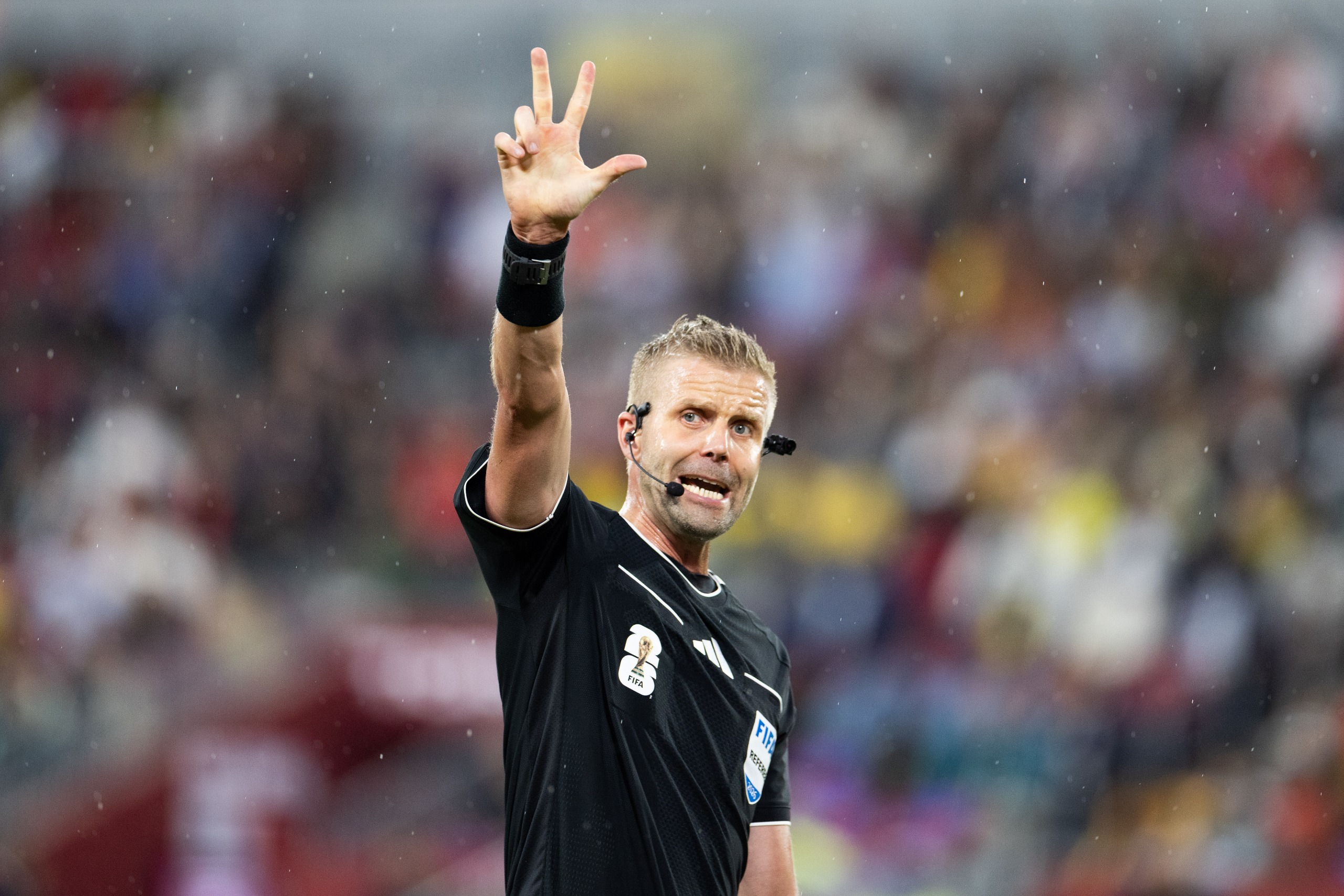 Referee Glenn Nyberg counting down